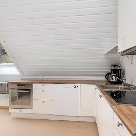 Flott Bofellesskap Med 7 Rom, Inkludert Internett Og Strøm! Grillområde Med Jacuzzi!