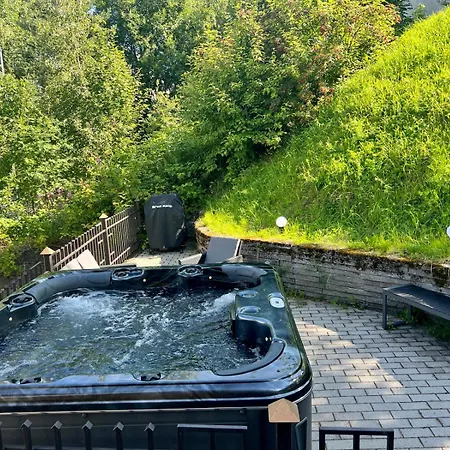 Lejlighed Flott Bofellesskap Med 7 Rom, Inkludert Internett Og Strøm! Grillområde Med Jacuzzi!