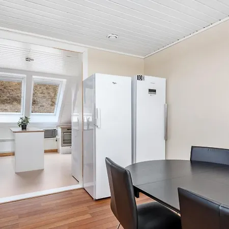 Flott Bofellesskap Med 7 Rom, Inkludert Internett Og Strom! Grillomrade Med Jacuzzi!
